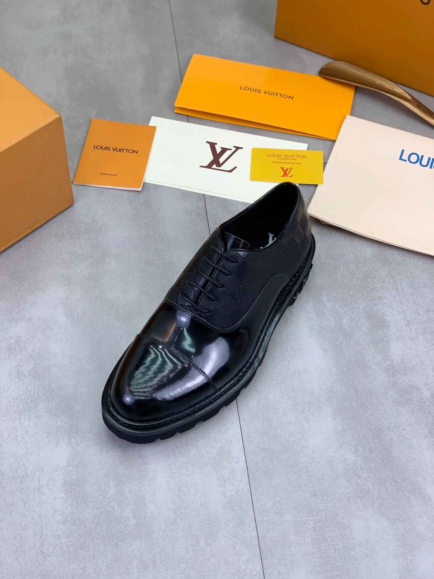 Factory price P820 💎💎💎Top version LOUIS VUITTON [Louis Vuitton] - LV men's business casual leather shoes, luxurious and noble 👞All imported original cowhide, just to create a more comfortable wearing experience, upper: original high-end calfskin➕Imported soft cowhide lining, original lightweight foam outsole✔️Color: 3️⃣colors available Size: 39-44 (38.45 46 can be customized (non-returnable)